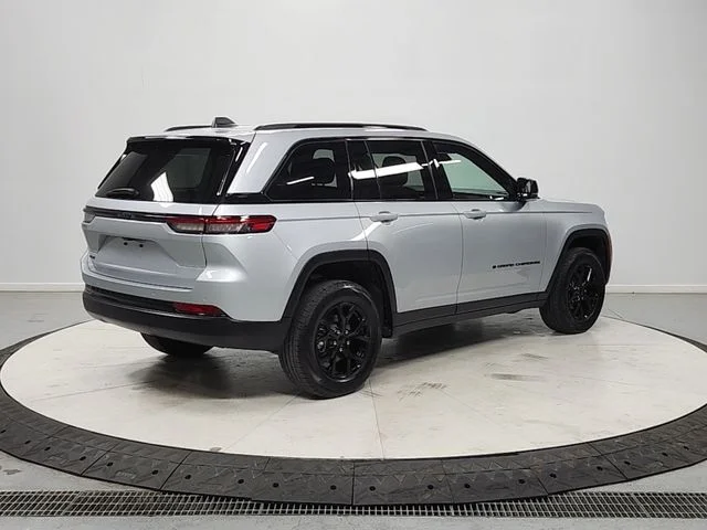 Used 2025 Silver Jeep Altitude image 7