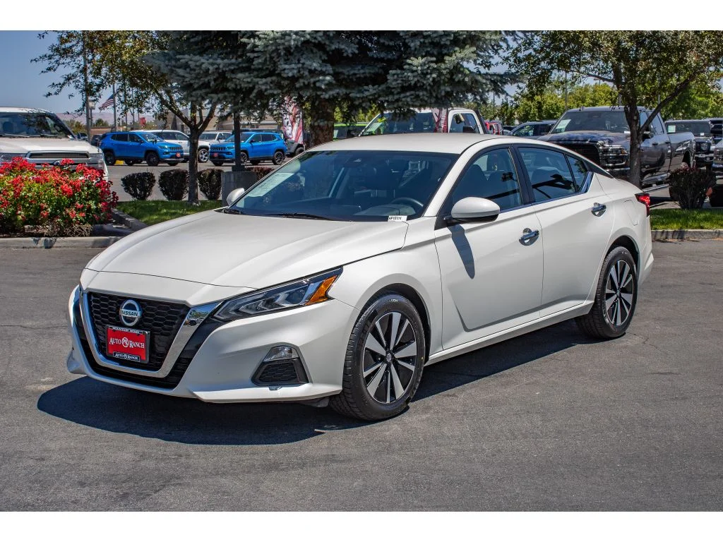 Used 2022 Pearl White Tricoat Nissan 2.5 SV image 4