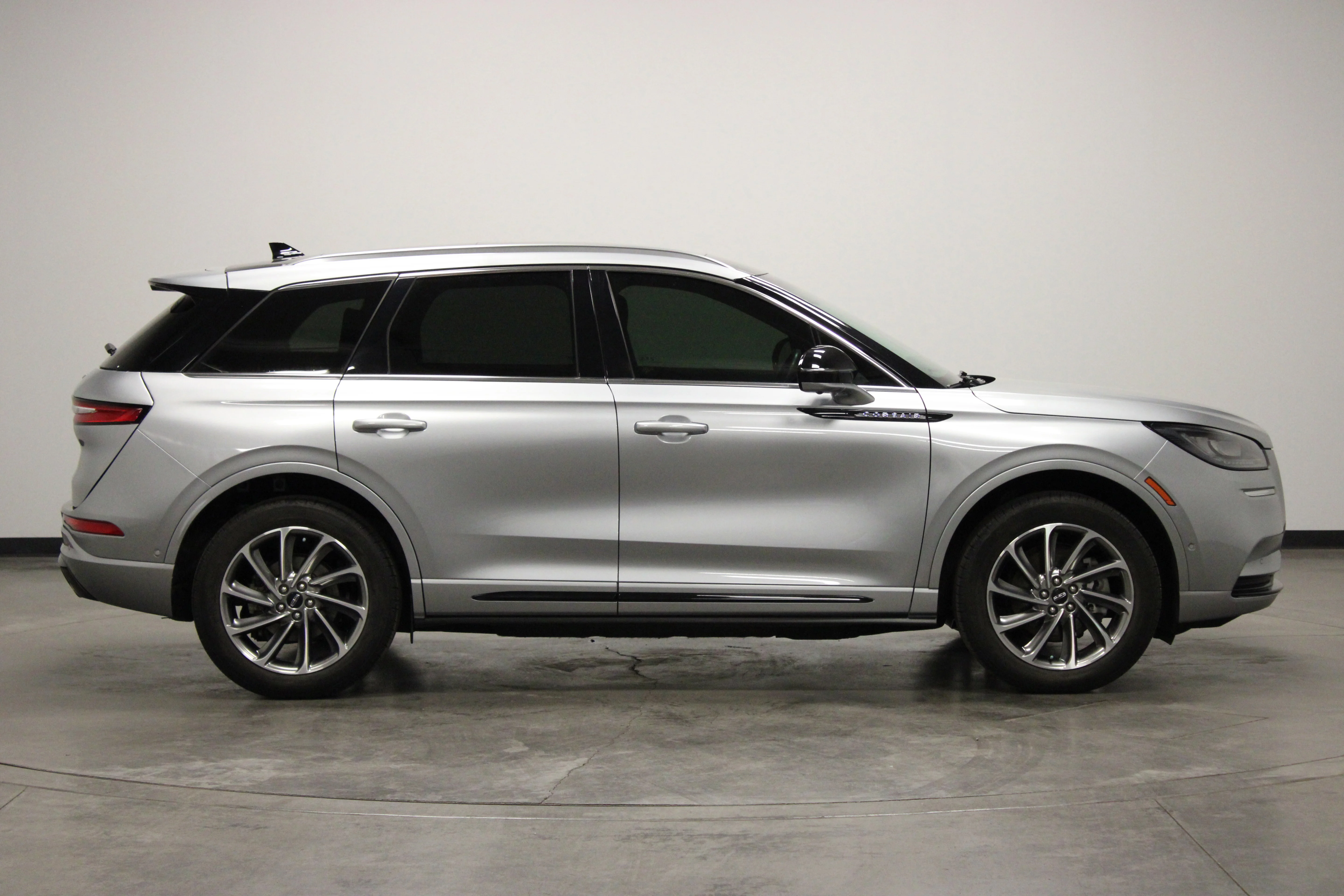 Used 2022 Silver Radiance Metallic Clearcoat Lincoln Grand Touring image 9