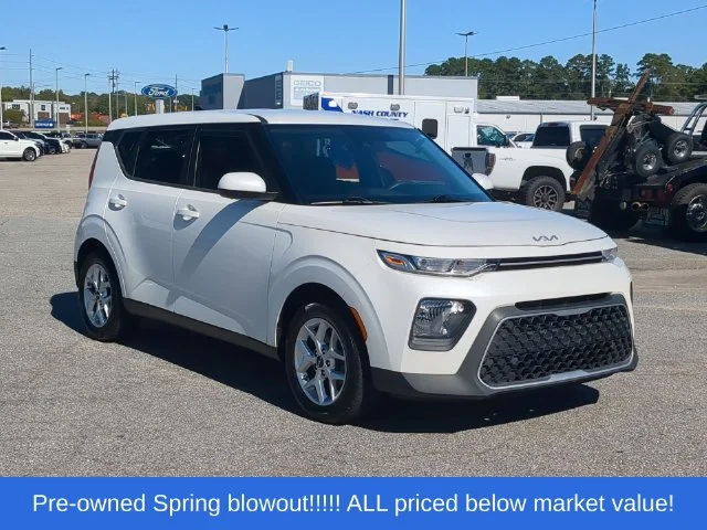 Used 2022 White Kia LX image 15