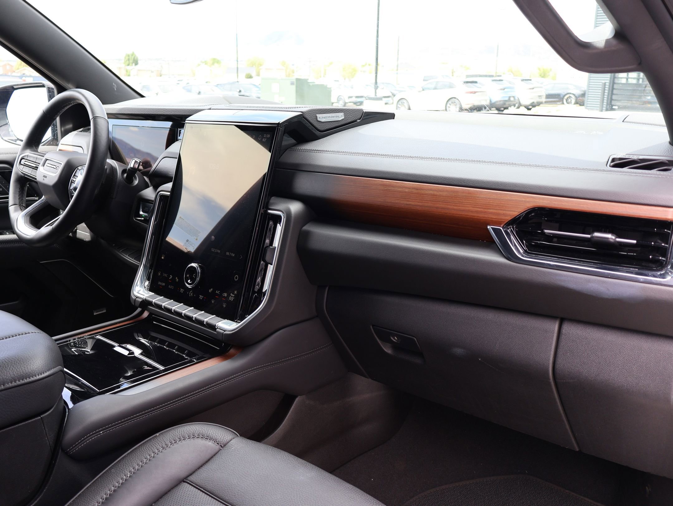 Used 2025 Onyx Black GMC Denali image 27