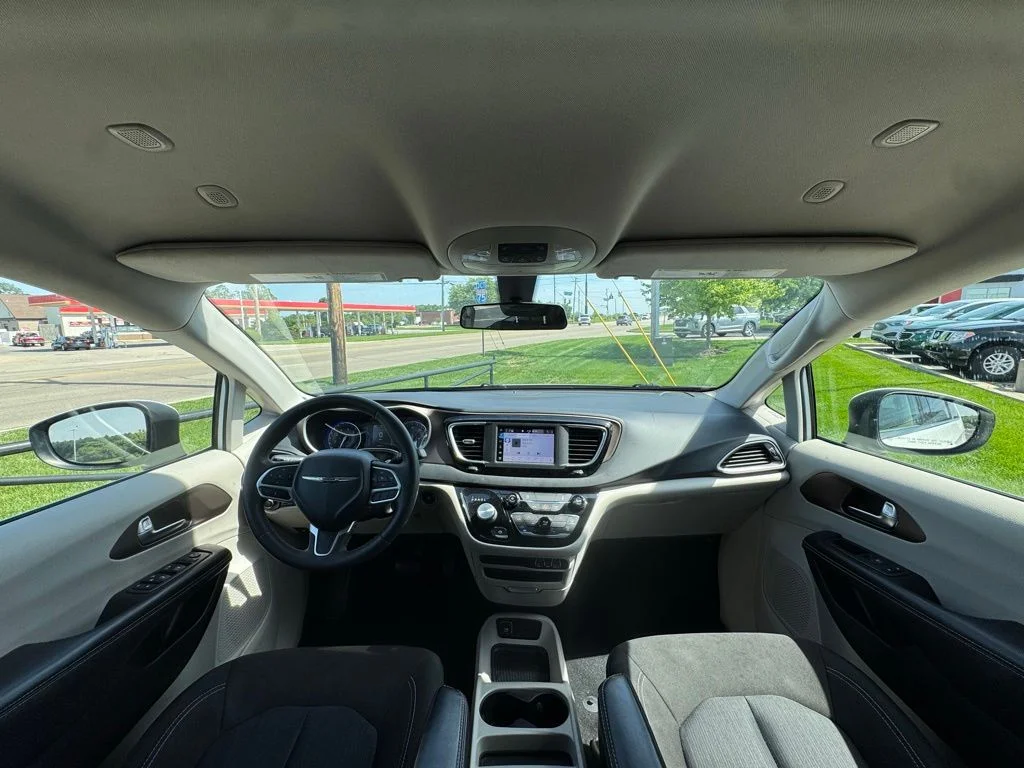 Used 2022 Bright White Clearcoat Chrysler LX image 9