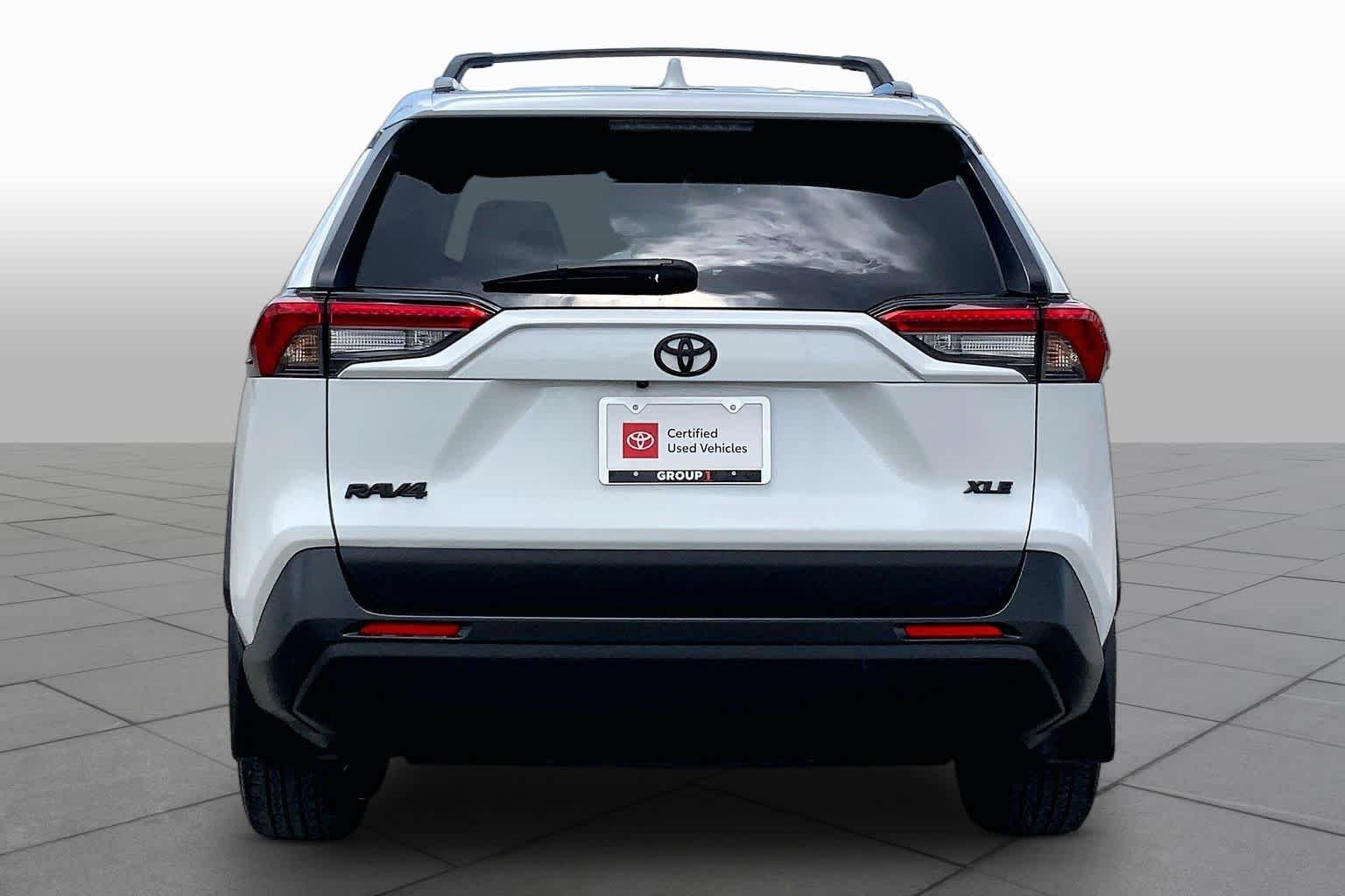 Used 2025 Wind Chill Pearl Toyota XLE Premium image 5