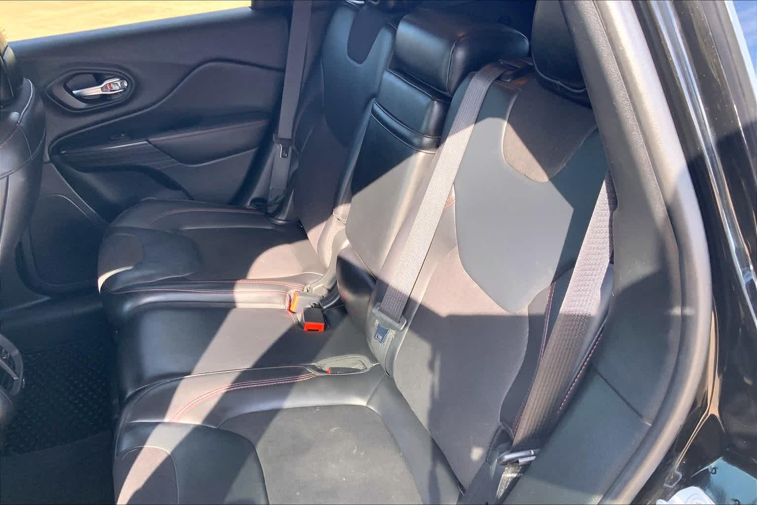 Used 2017 Diamond Black Crystal Pearlcoat Jeep Trailhawk image 18