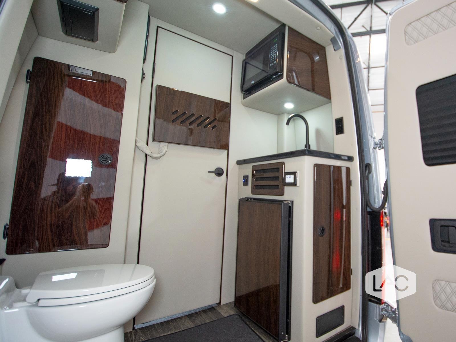 Used 2026 Hightech Silver OGV LUXURY COACH 8OBA AWD w/ 1.1 ADV Pkg EXT WTY image 18