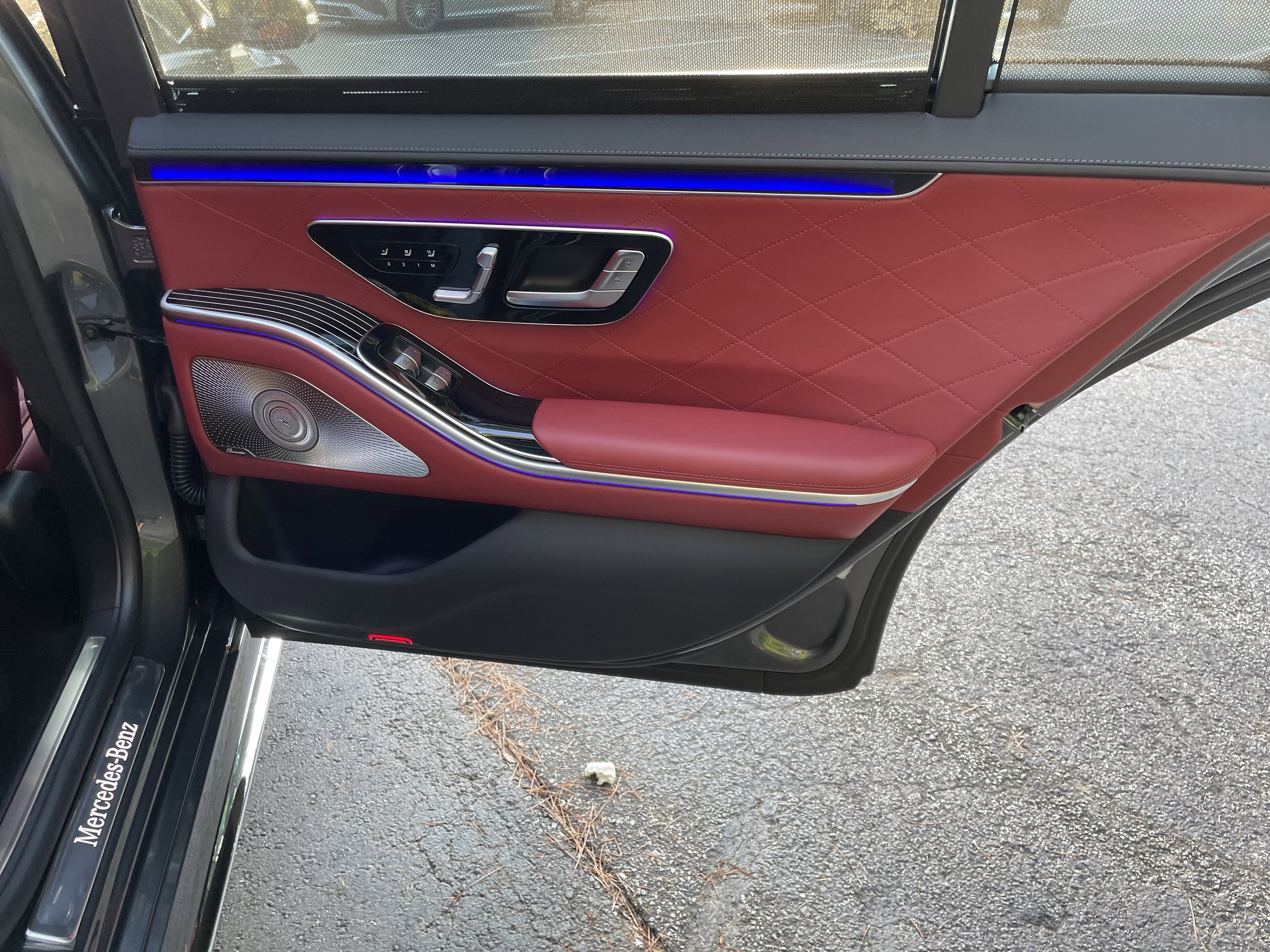 New 2026 MANUFAKTUR Signature Graphite Metallic Mercedes-Benz S 580 4MATIC® Sedan image 37