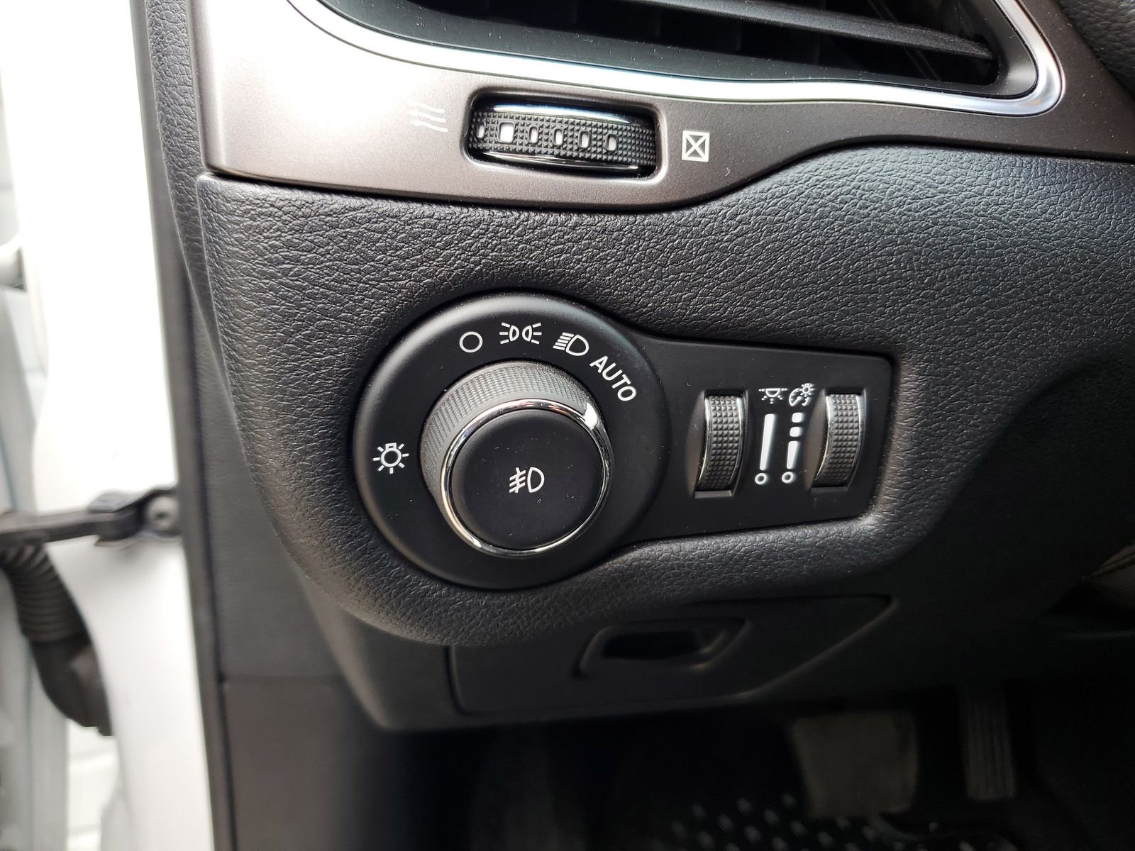 Used 2020 White Jeep Latitude Plus image 17