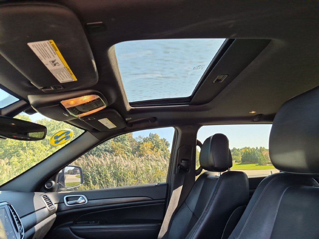 Used 2022 White Jeep Laredo X image 12