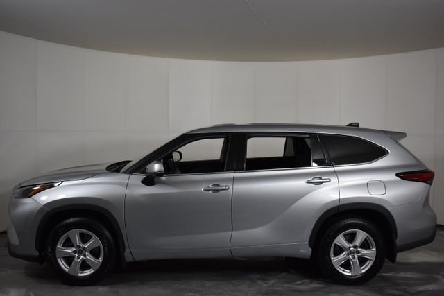 2022 Toyota Highlander LE - Photo 5