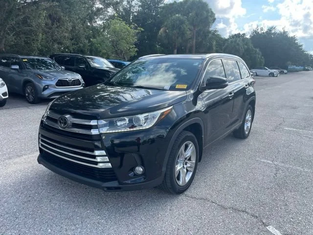 Used 2018 Midnight Black Metallic Toyota Limited image 5