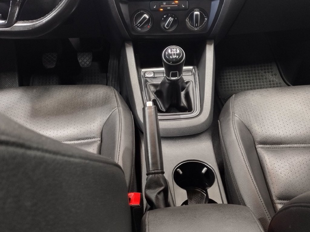 Used 2017 Silk Blue Metallic Volkswagen 1.4T SE image 37