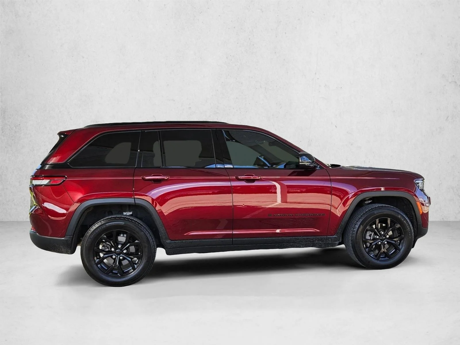 Used 2025 Velvet Red Pearlcoat Jeep Altitude X image 4