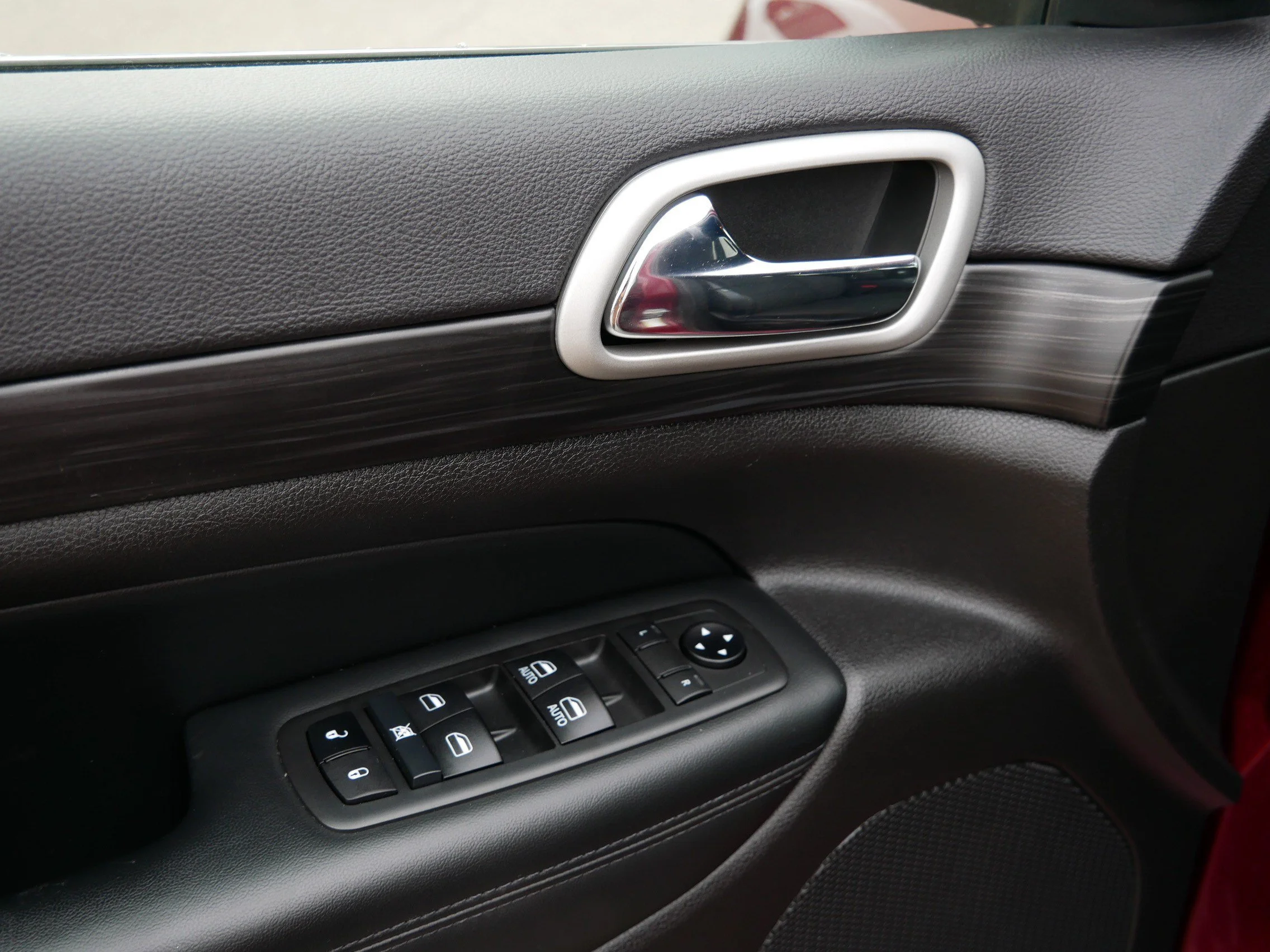 Used 2021 Velvet Red Pearlcoat Jeep Laredo E image 20