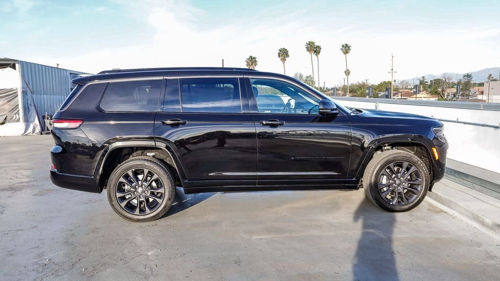 New 2026 Diamond Black Crystal Pearlcoat Jeep Limited Reserve image 13