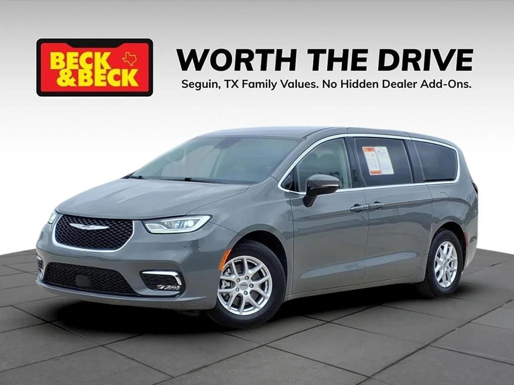 2023 Chrysler Pacifica Touring L's photo