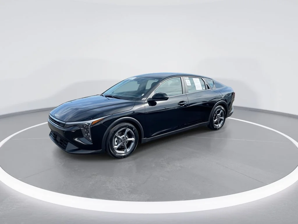 Used 2025 Black Kia LXS image 4