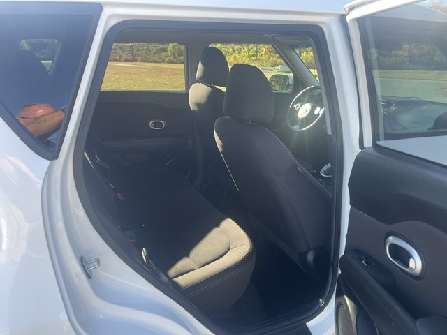 Used 2018 Clear White Kia Base image 10