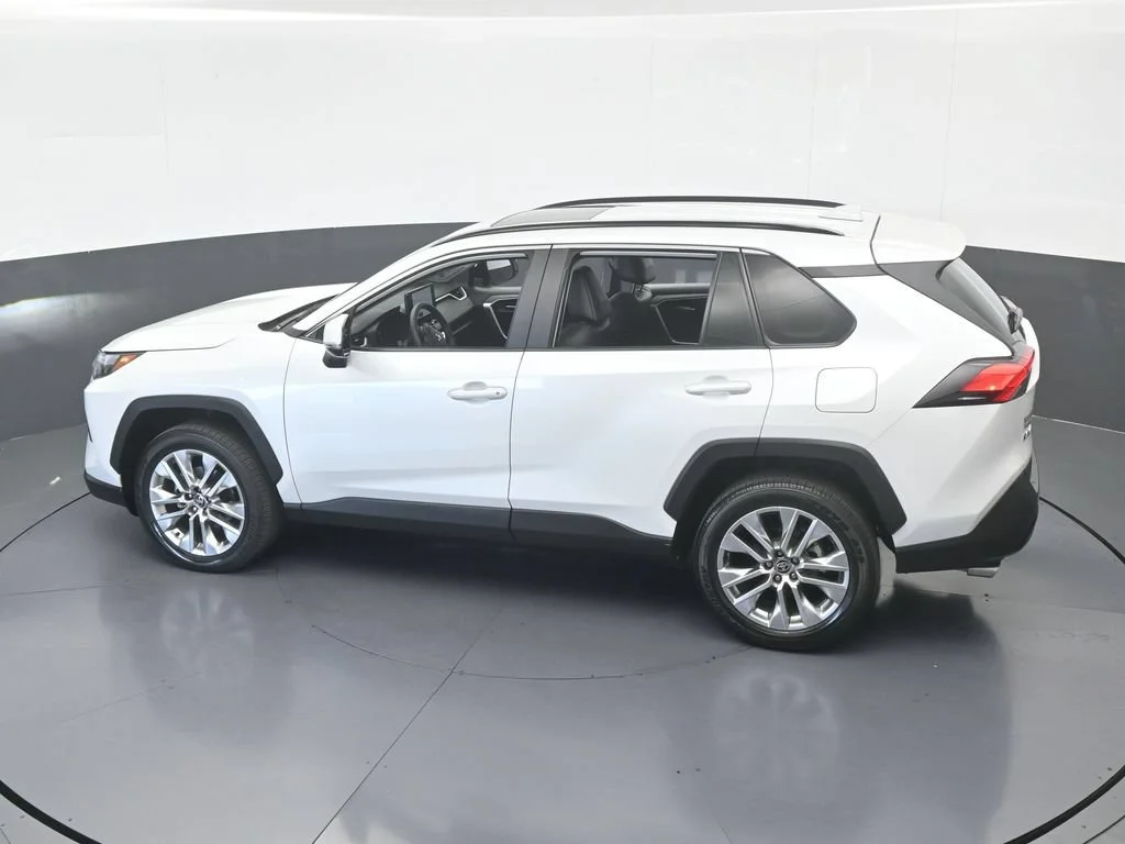 Used 2025 White Toyota XLE Premium image 45