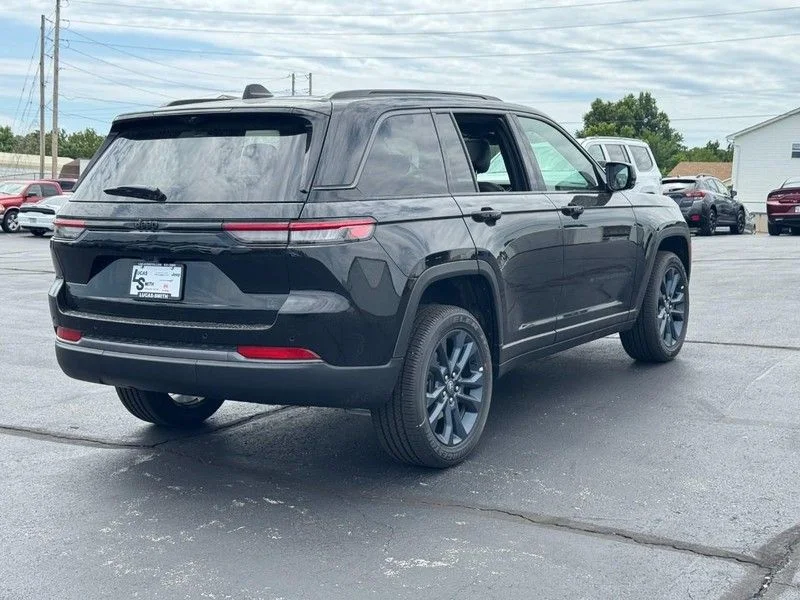 New 2026 Diamond Black Crystal Pearl-Coat Exterior Paint Jeep Limited image 3