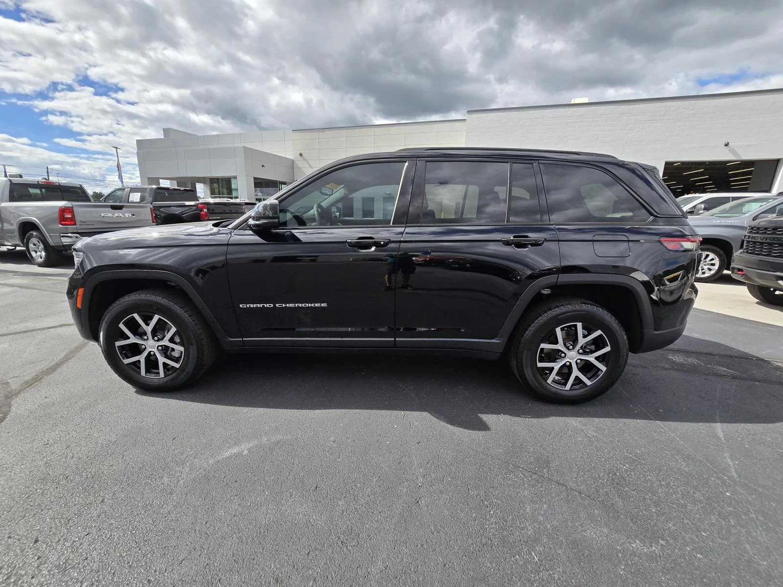 Used 2024 Black Jeep Limited 4x4 image 4