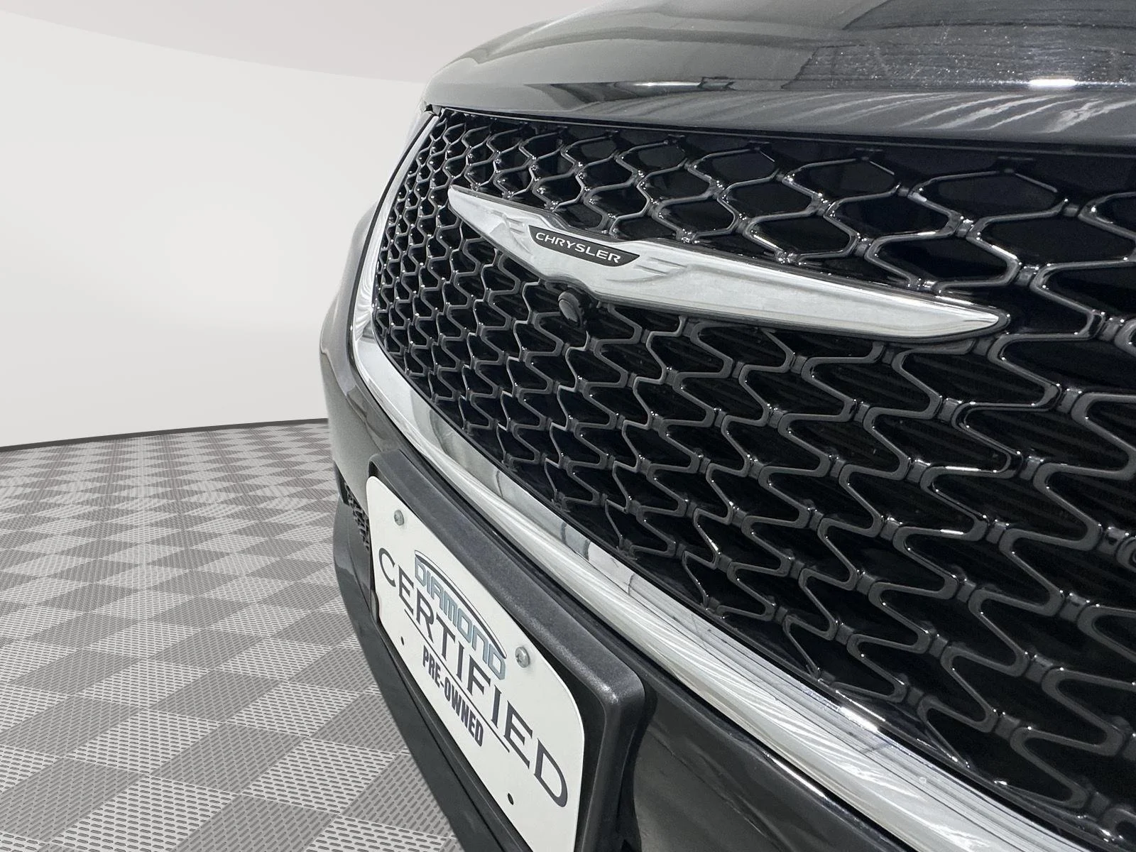 Used 2025 Diamond Black Crystal Pearlcoat Chrysler Select image 25