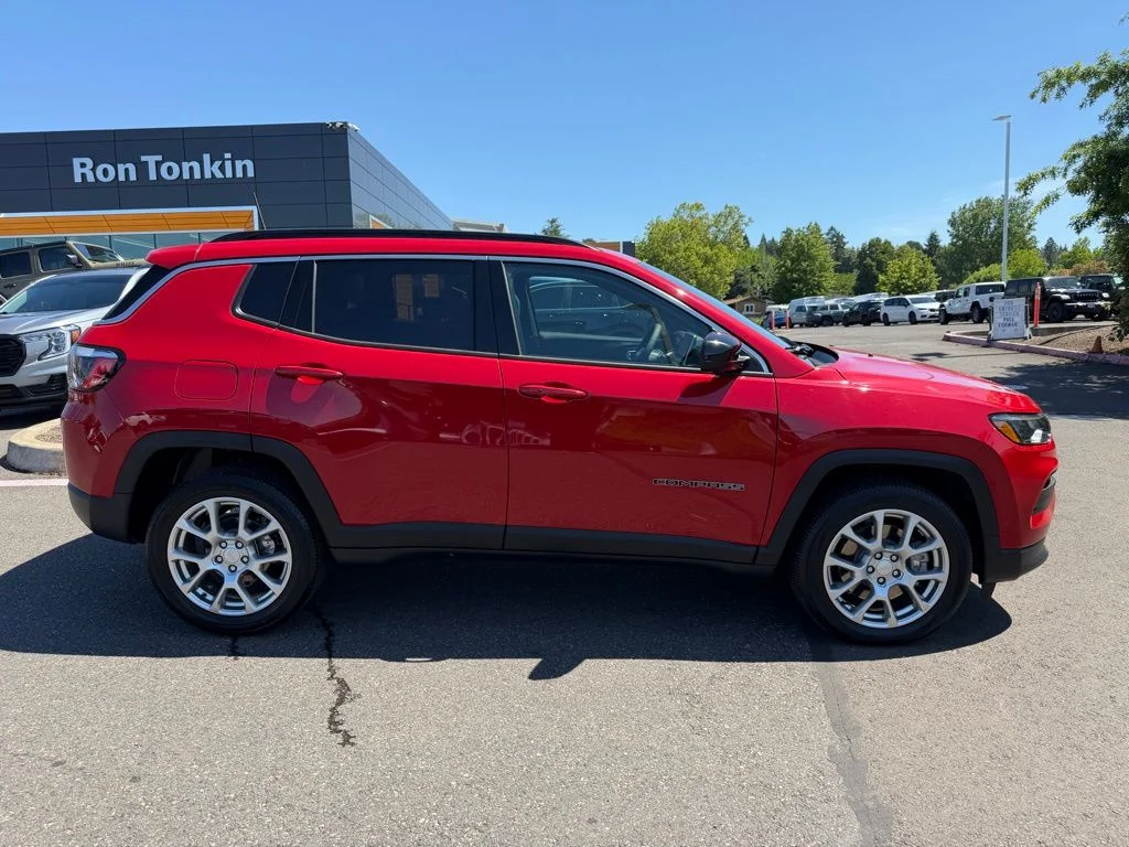Used 2023 Redline Pearlcoat Jeep Latitude Lux image 8