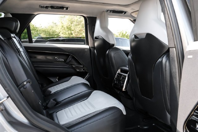 Certified Used 2024 Flux Silver SV Bespoke Ultra Metallic Gloss Land Rover SV Edition One Flux Silver image 49