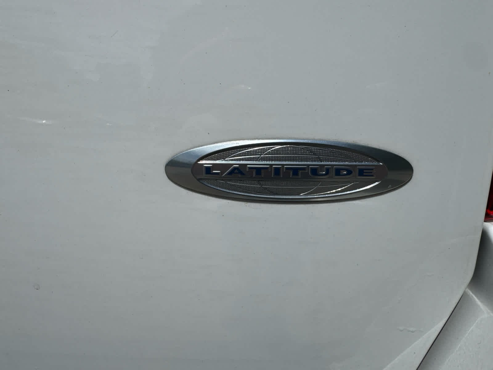Used 2017 Bright White Clearcoat Jeep Latitude image 10