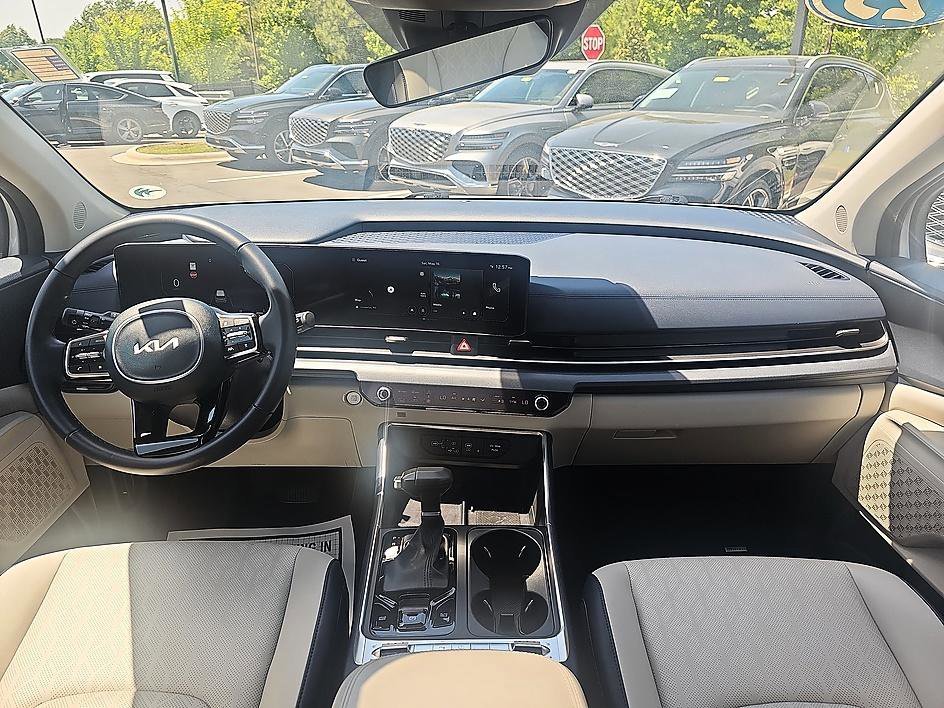 Used 2025 Snow White Pearl Kia SX image 33