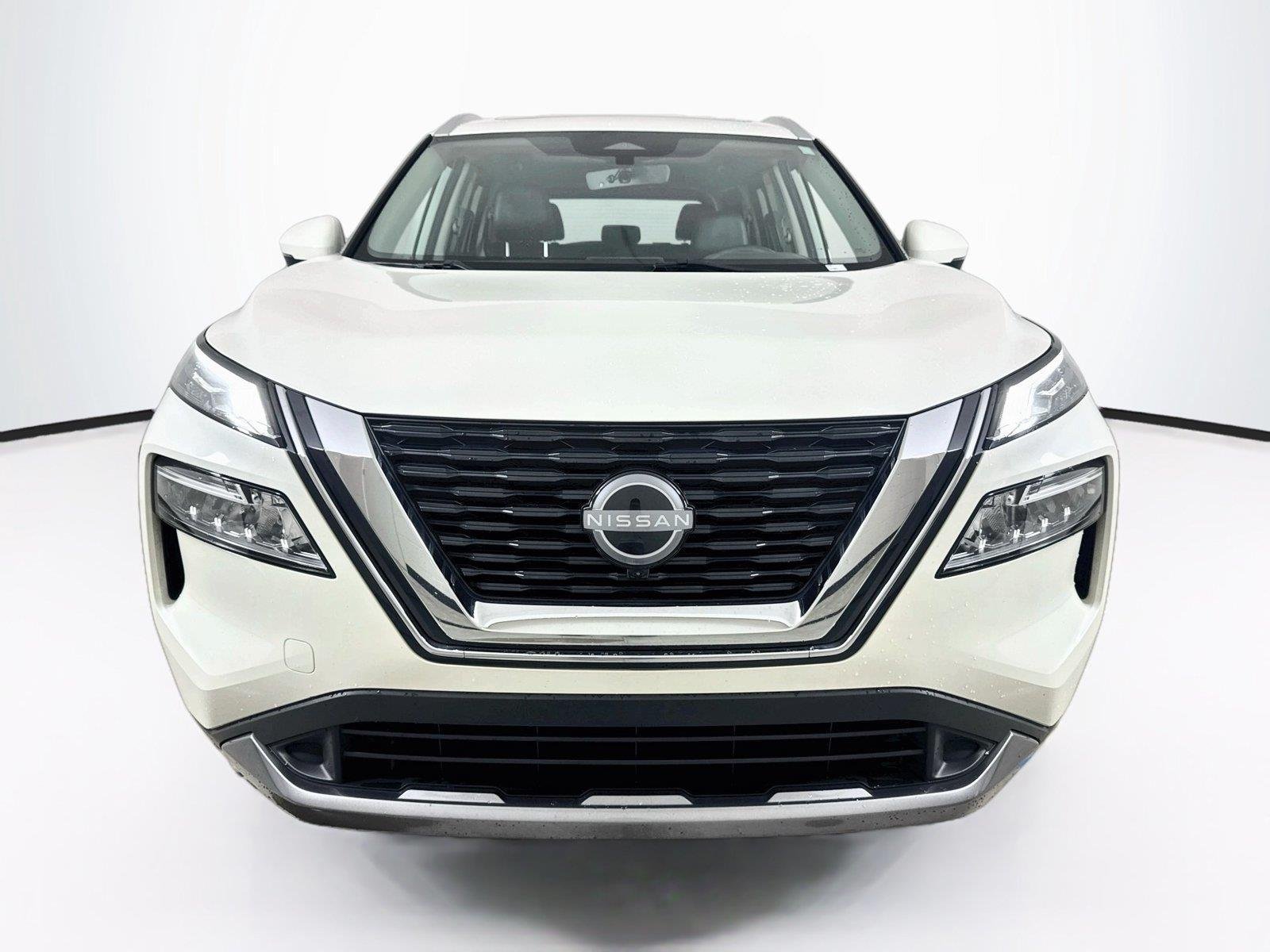Used 2023 Pearl White Tricoat Nissan SL image 4