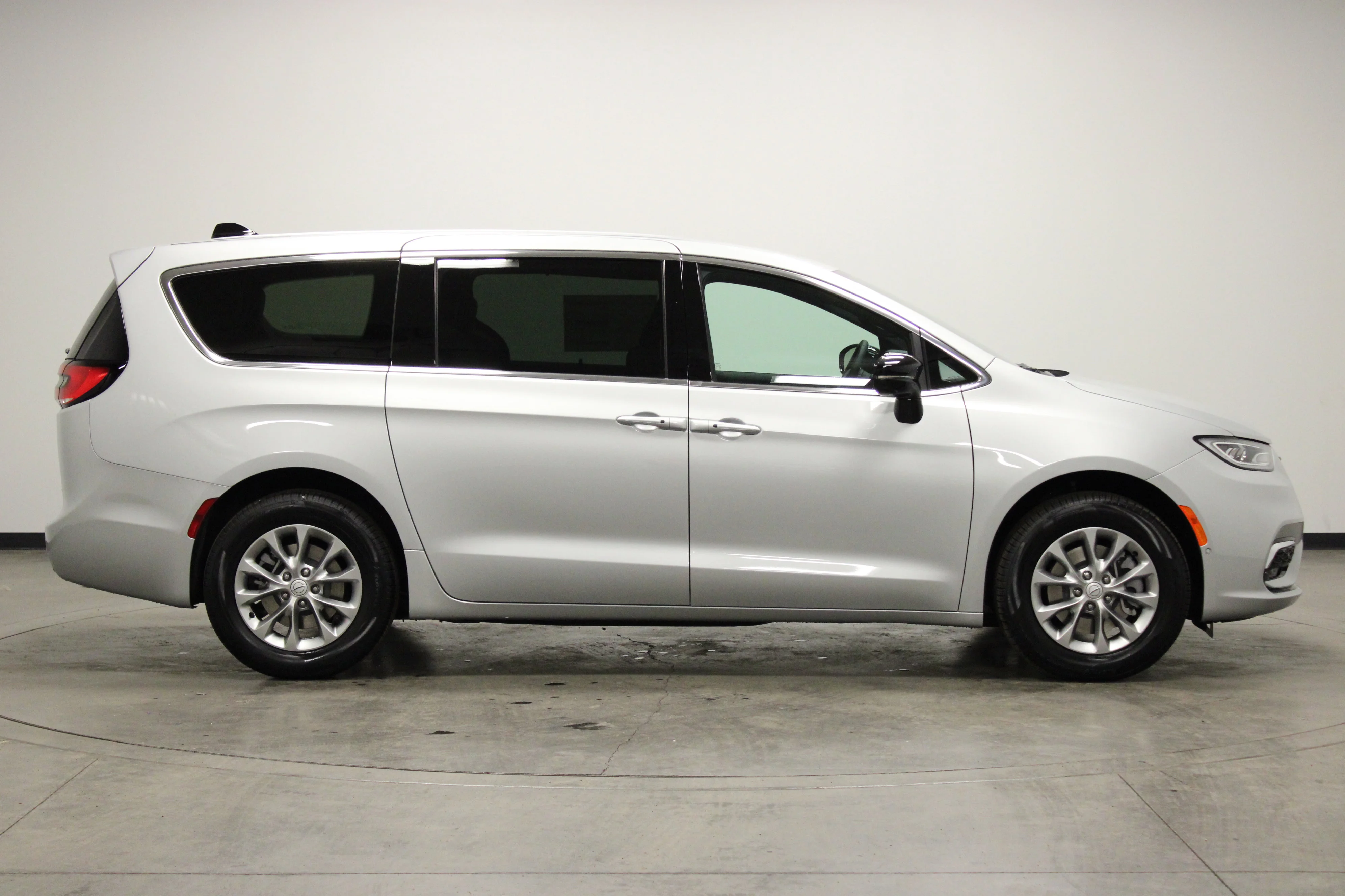 New 2026 Silver Mist Clear-Coat Exterior Paint Chrysler Select image 9