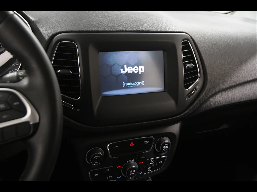 Used 2019 Olive Green Pearl Coat Jeep Latitude image 9
