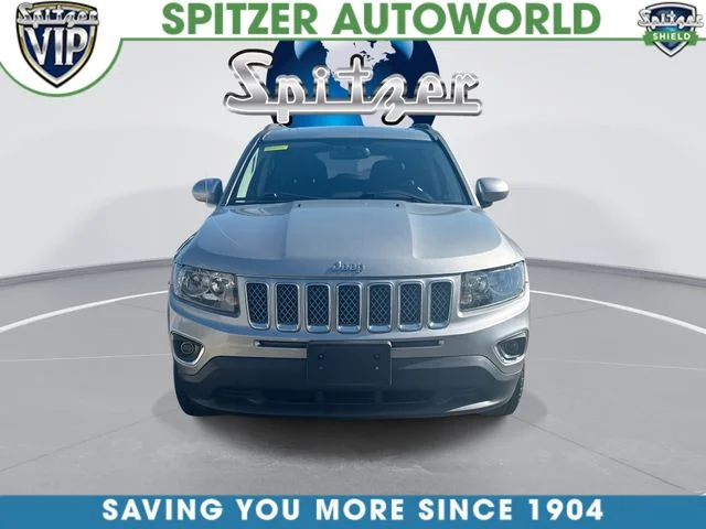 Used 2015 Silver Jeep Latitude image 3