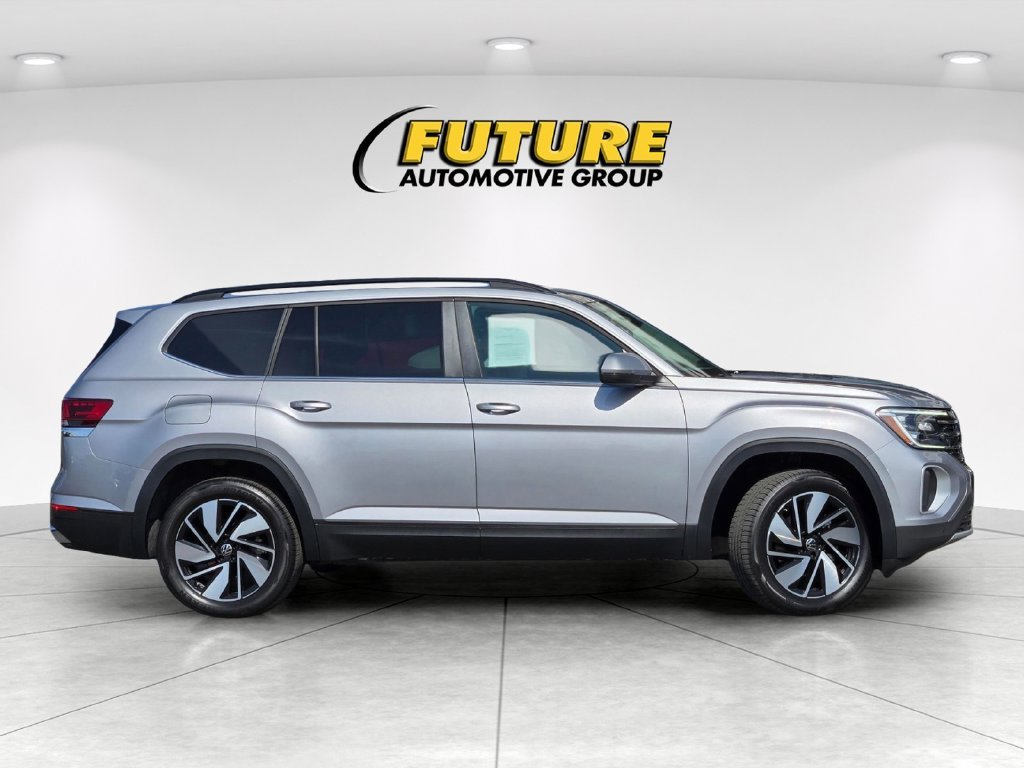 Used 2025  Volkswagen 2.0T SE w/Technology image 3
