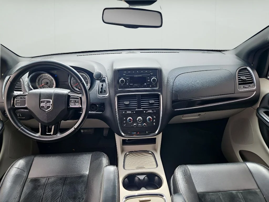 Used 2017 Granite Pearlcoat Dodge SXT image 24