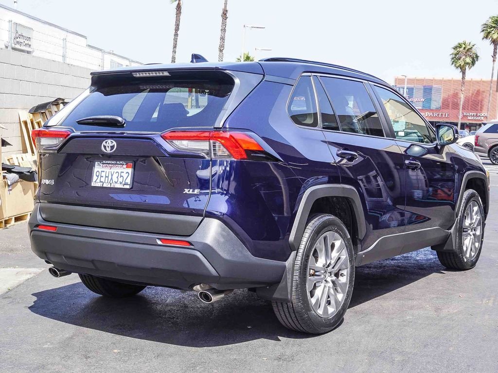 Used 2023  Toyota XLE Premium image 6
