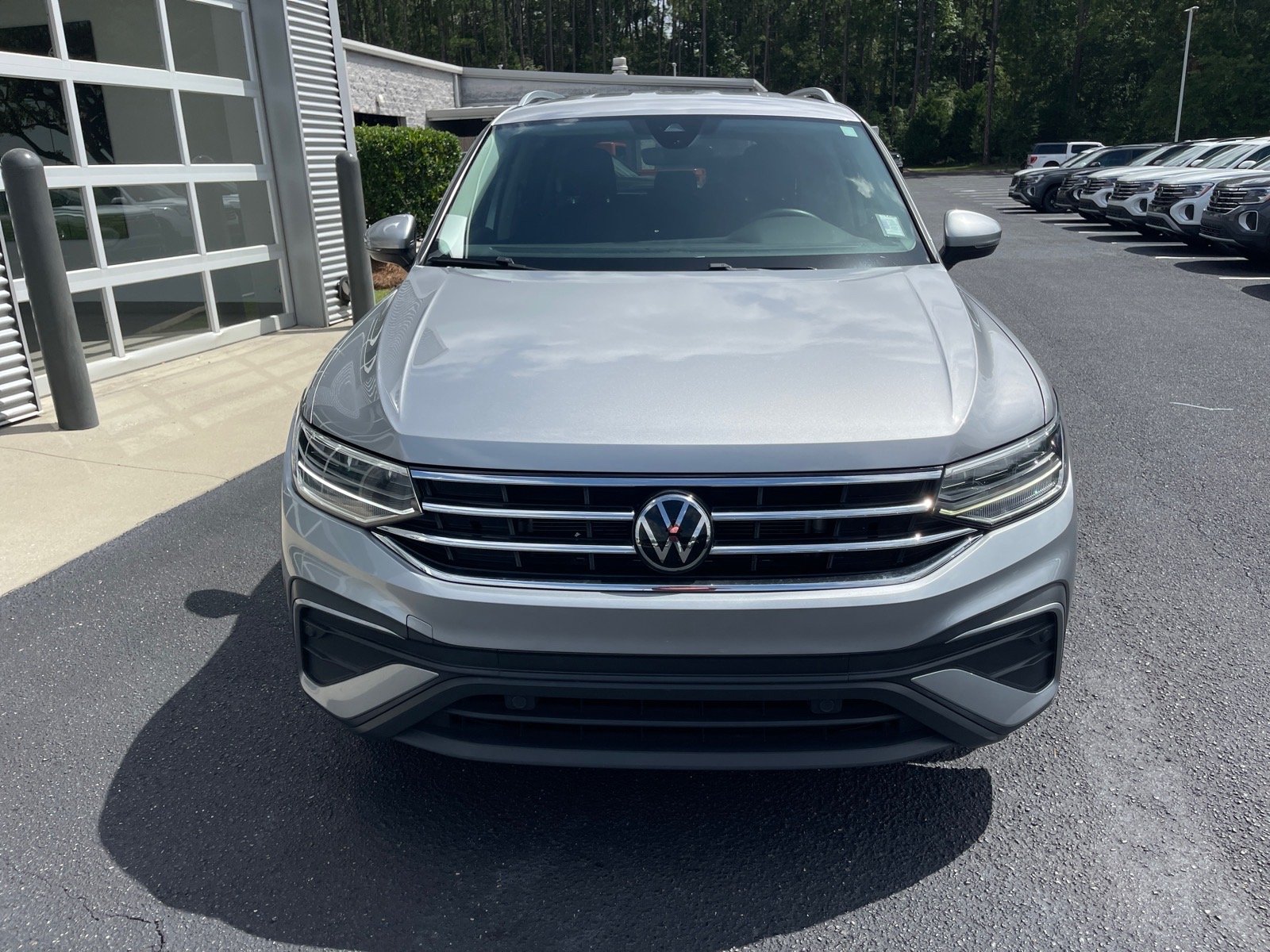 Used 2023 Pyrite Silver Metallic K2k2 Volkswagen SE image 2