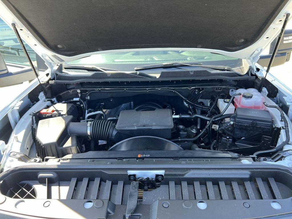 New 2026 Summit White Chevrolet Work Truck image 32