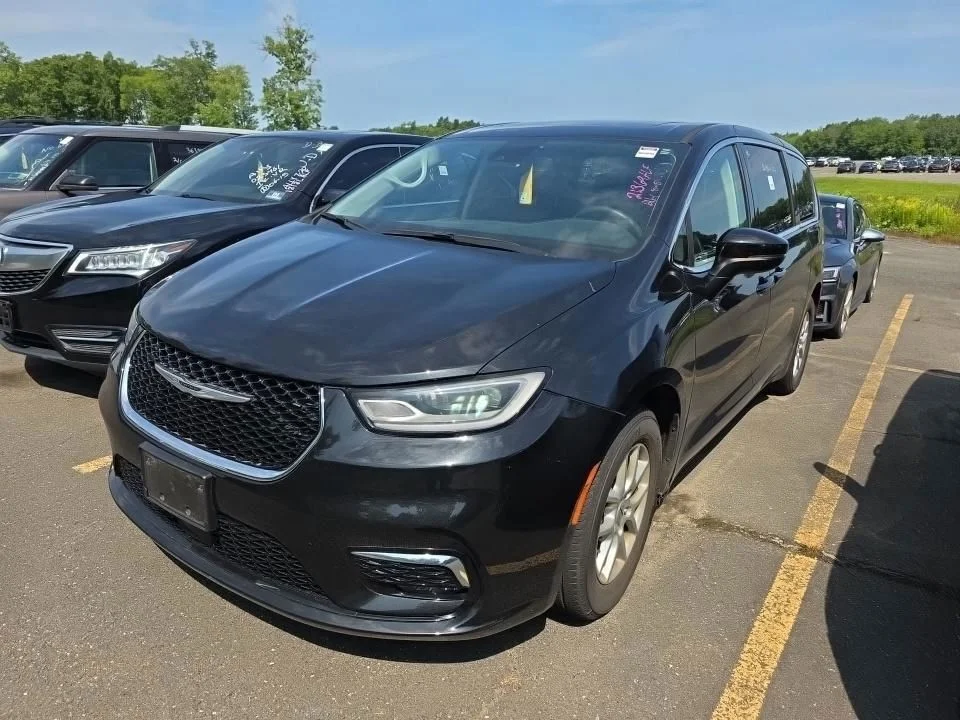 Used 2023 Black Chrysler Touring L image 5