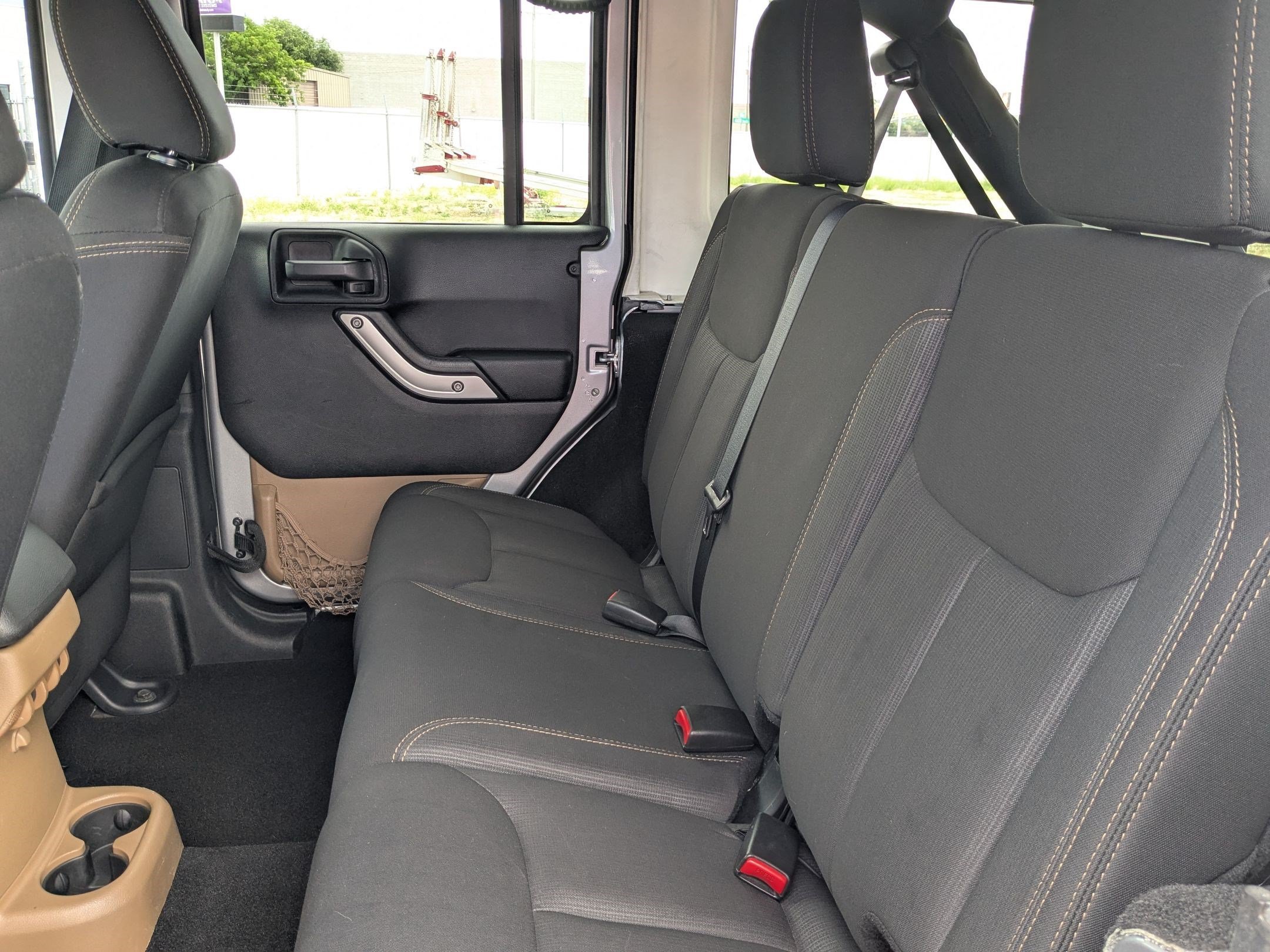 Used 2014 Billet Metallic Clearcoat Jeep Sahara image 30
