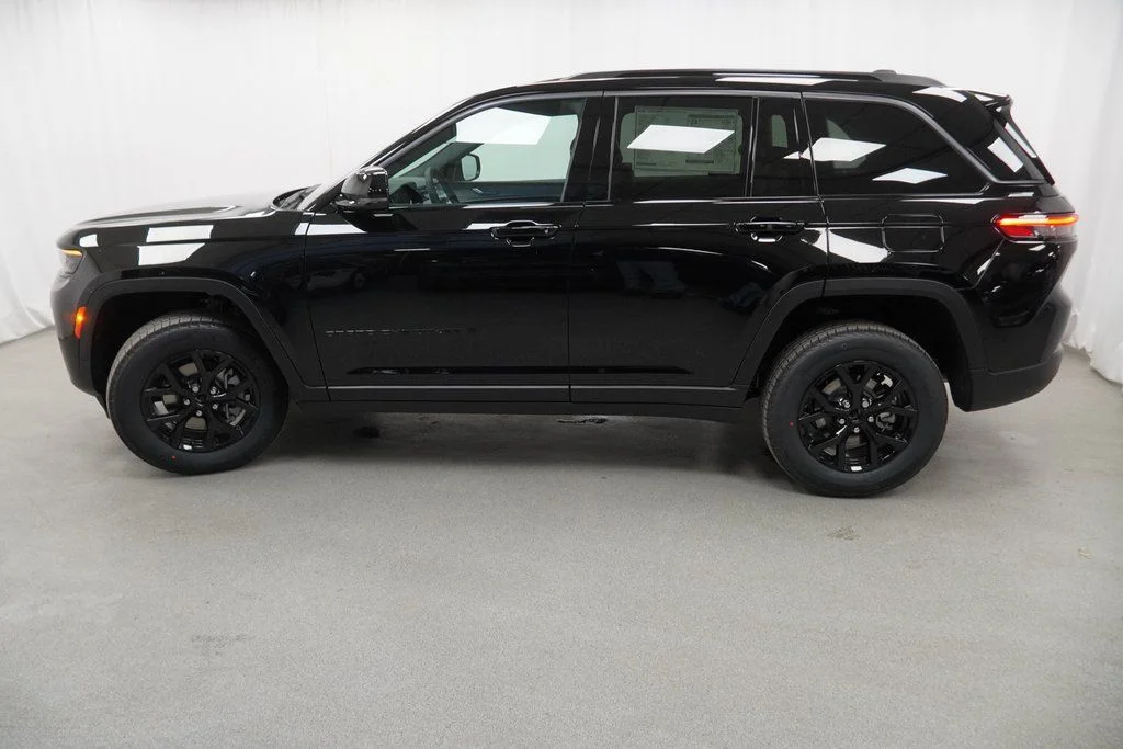 New 2026 Diamond Black Crystal Pearl-Coat Exterior Paint Jeep Altitude image 14