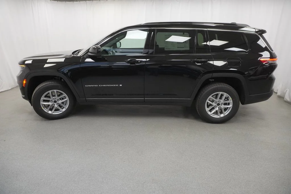 New 2026 Diamond Black Crystal Pearlcoat Jeep Laredo image 14
