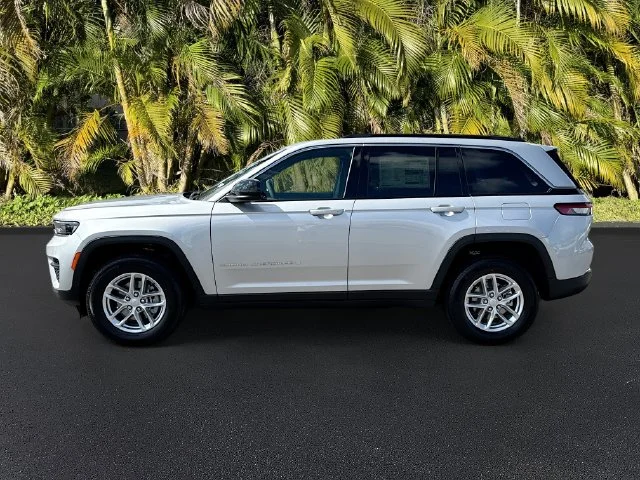 New 2026 Silver Zynith Exterior Paint Jeep Laredo X image 2