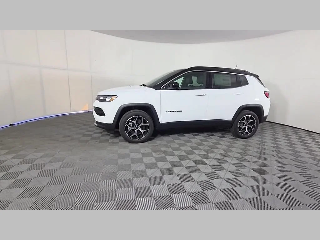 New 2026 Bright White Clear-Coat Exterior Paint Jeep Limited image 33