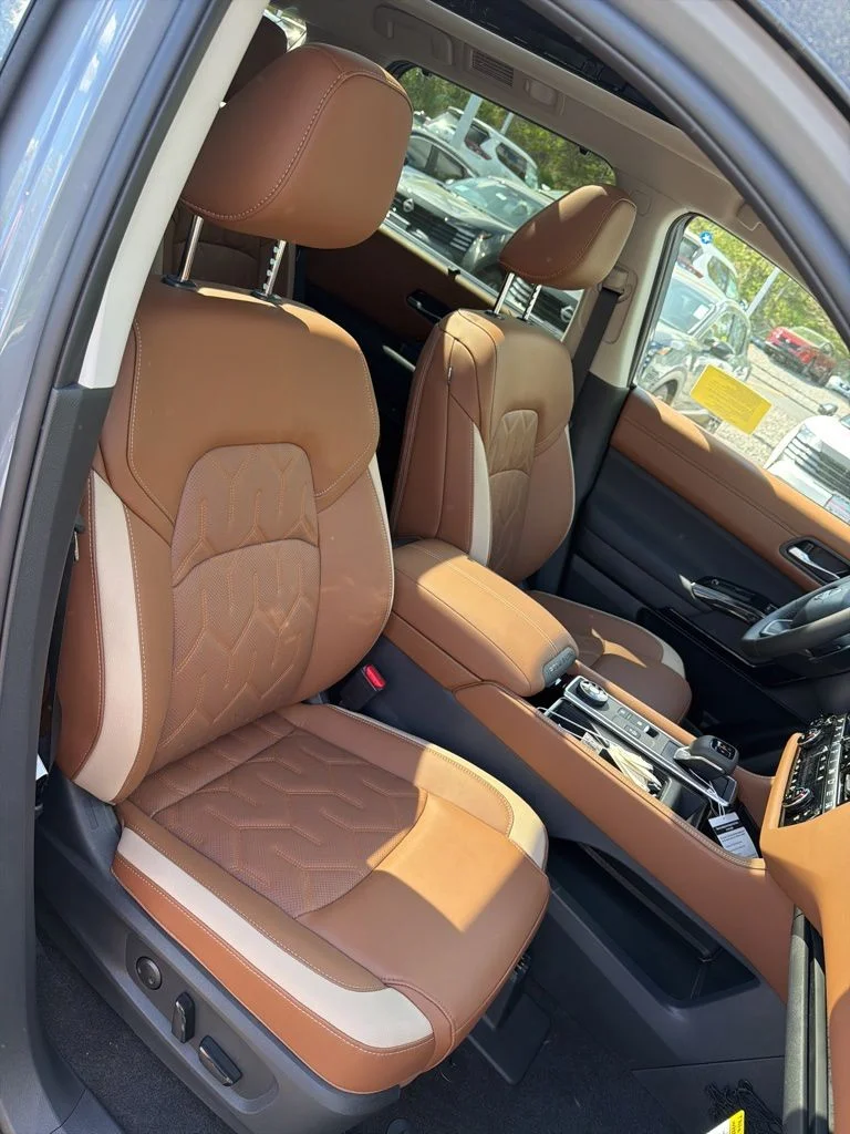 New 2026 Boulder Gray Pearl / Super Black Two-tone Nissan Platinum image 24