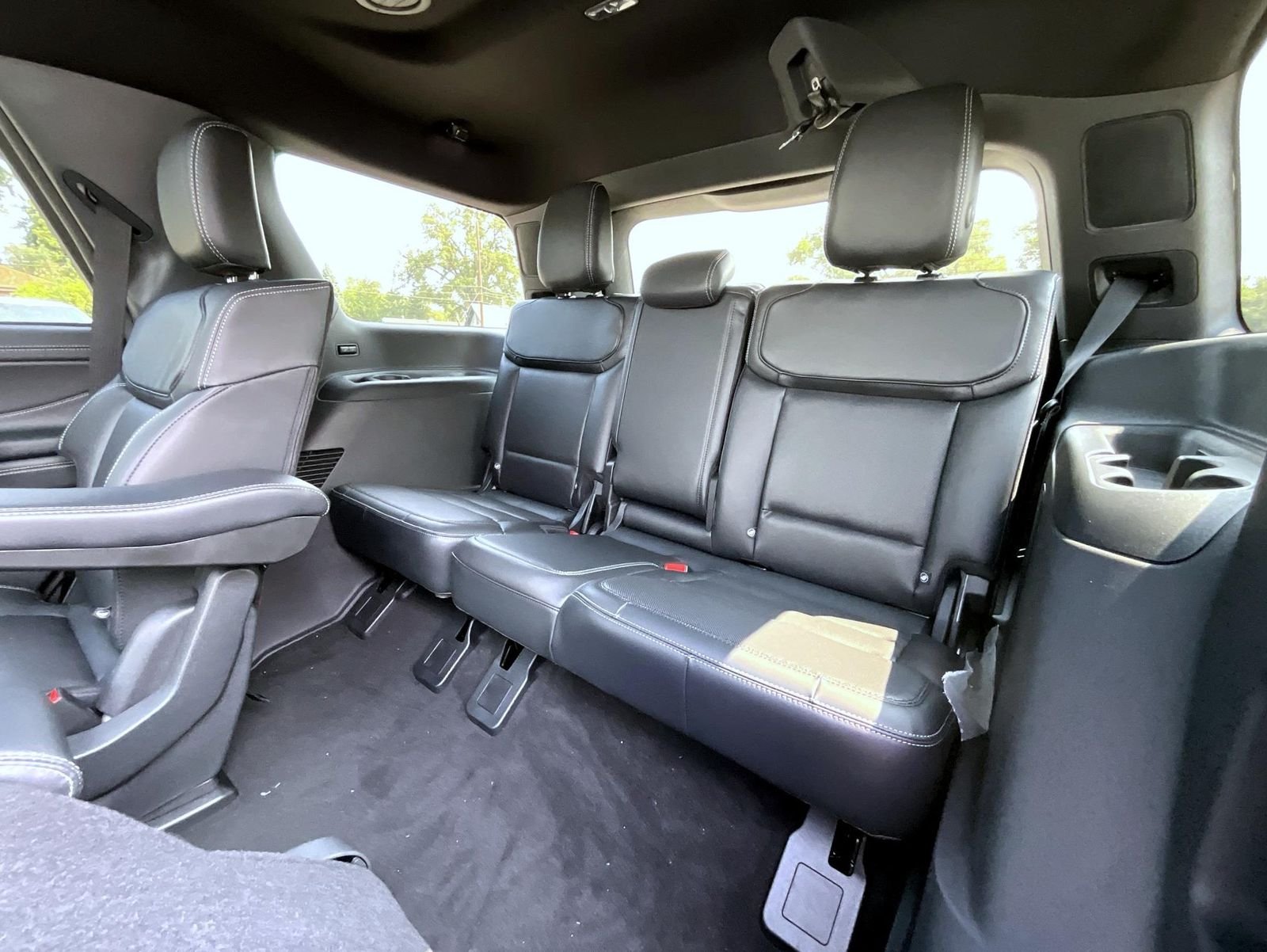 New 2027 Star White Metallic Tri-Coat Ford Platinum image 25