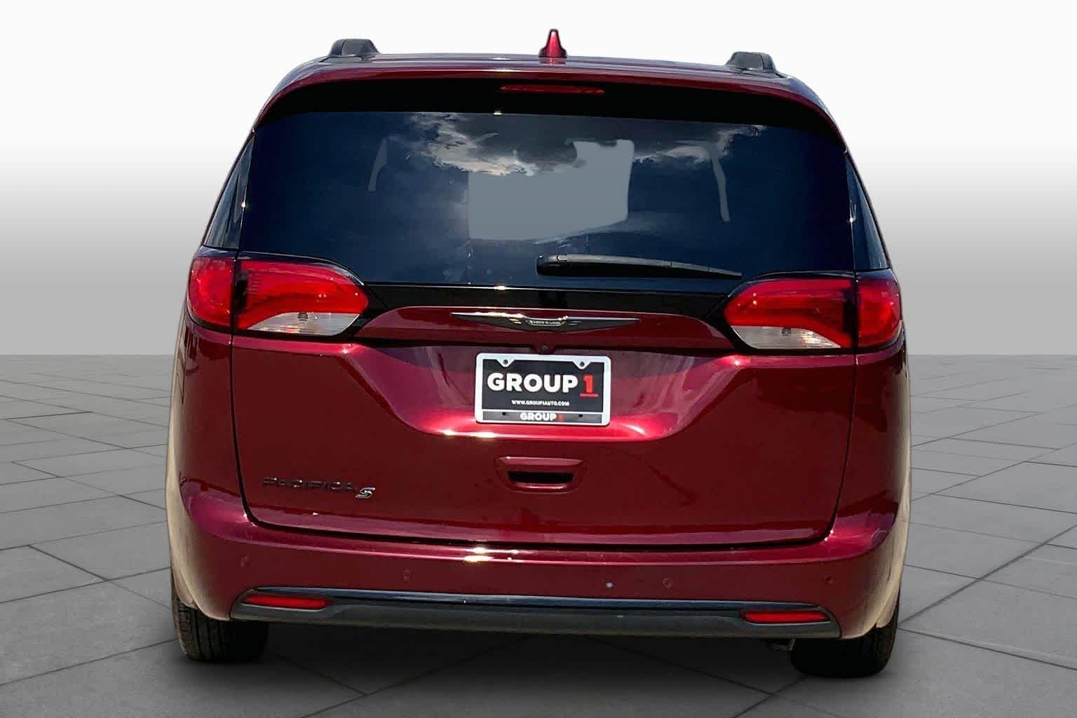 Used 2020 Velvet Red Pearlcoat Chrysler Touring L image 5