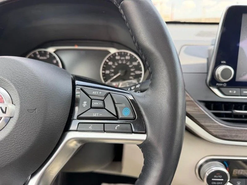 Used 2019 White Nissan 2.5 Platinum image 12