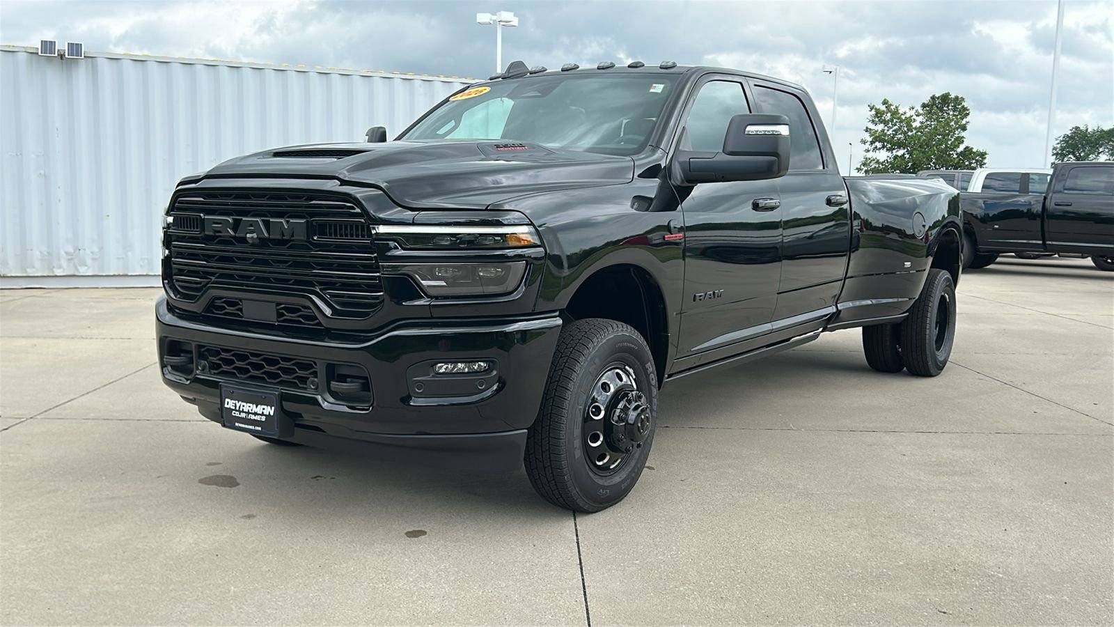 New 2026 Diamond Black Crystal Pearl-Coat Exterior Paint RAM Laramie image 8