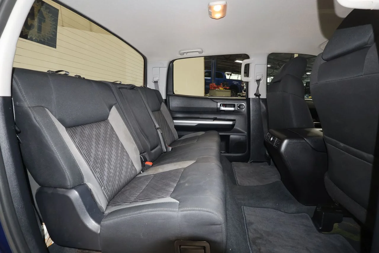 Used 2015 Blue Toyota SR5 image 17